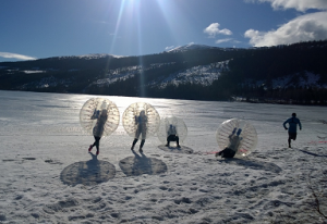 Bubble Soccer im Winter in Schweden