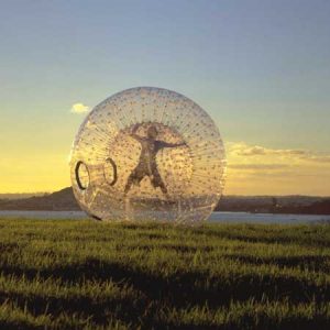 Zorbing im Sonnenuntergang