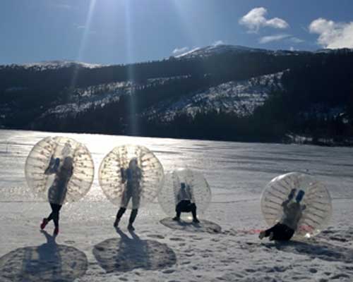 Bubble Soccer im Schnee