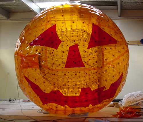 ZORB® Ball im Halloween-Look.
