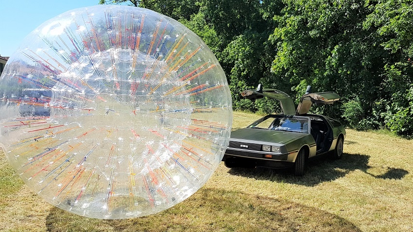 Zwei Kultfortbewegunsmittel unter sich: Zorb und DeLorean,