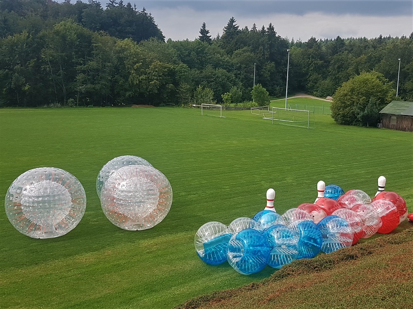 Zorbing, bubble Soccer und Soccer Dart beim Azubi-Tag in Münsingen