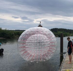 Keine Angst vor Wallerangriffen: Aqua Zorbing am Brombachsee
